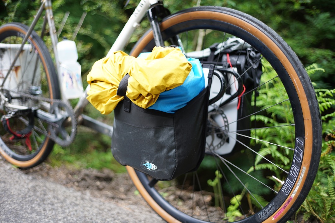 完全防水のバイクパッキング – PORCELAIN ROCKETのパニアとハンドル